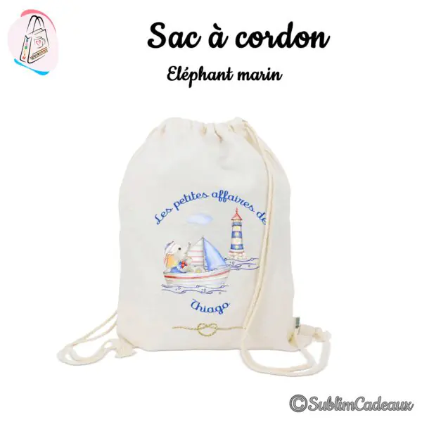 Sac à cordon en coton naturel imprimé d'un éléphanteau marin en barque à voile près d'un phare