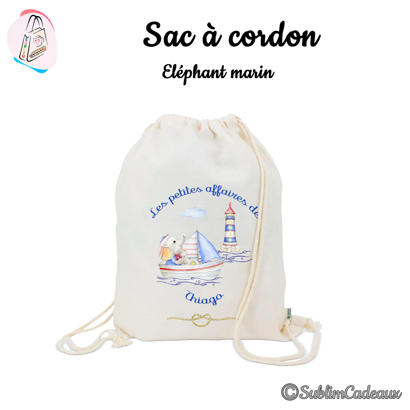 Sac à cordon en coton naturel imprimé d'un éléphanteau marin en barque à voile près d'un phare