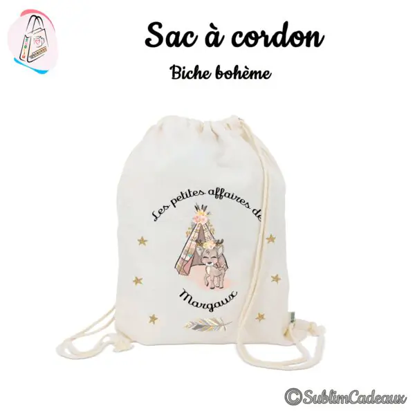 Sac à cordon en coton naturel imprimé d'un faon fleuri devant un tipi, étoiles dorées et plume