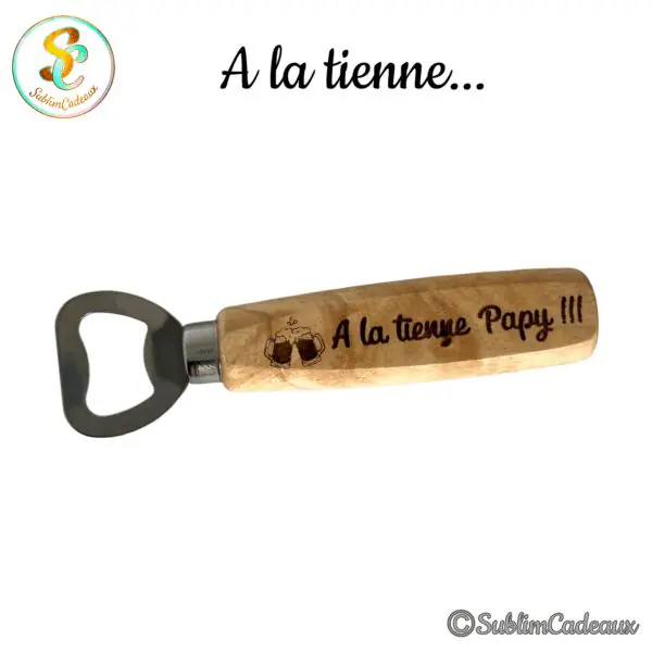 Décapsuleur à manche en bois gravé de deux chopes de bière et du texte A la tienne Papy