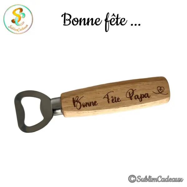 Décapsuleur à manche en bois clair gravé du texte Bonne fête Papa et d'un petit cœur