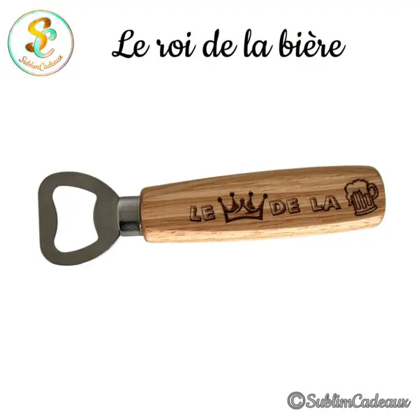 Décapsuleur à manche en bois gravé d'une couronne et d'une chope de bière évoquant Le roi de la bière