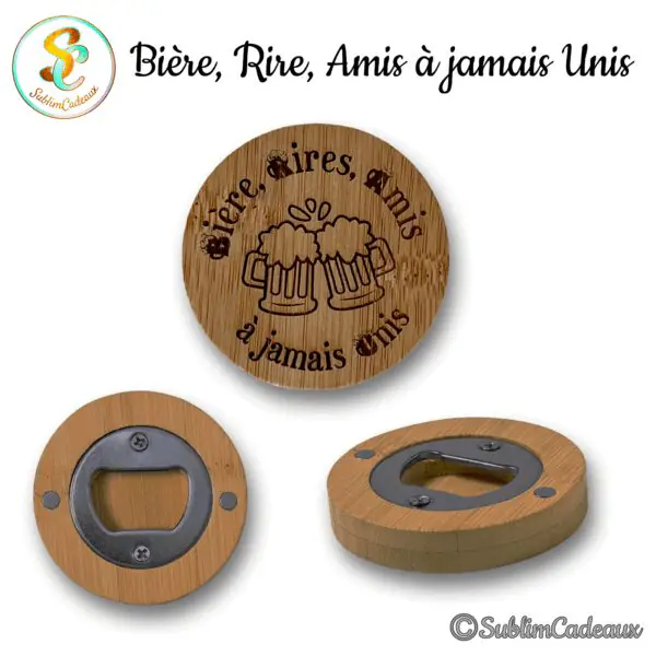 Décapsuleur aimanté rond en bambou gravé de deux chopes de bière et du texte Bière, rires, amis à jamais unis