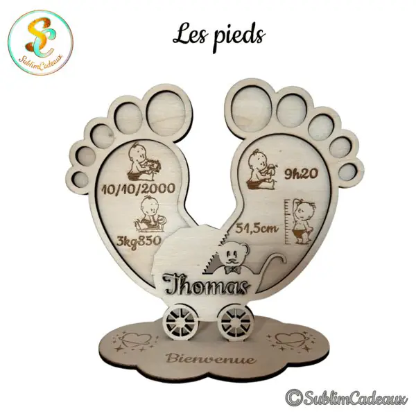 Décoration de naissance en bois découpé au laser en forme de pieds de bébé, gravée d'un landau, d'un ourson et de la date de naissance