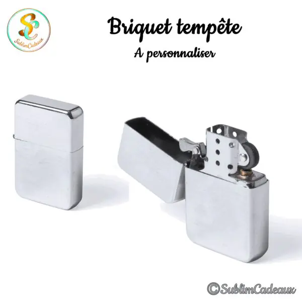 Briquet tempête en métal chromé brossé, montré fermé et ouvert sur sa mèche, à personnaliser par gravure