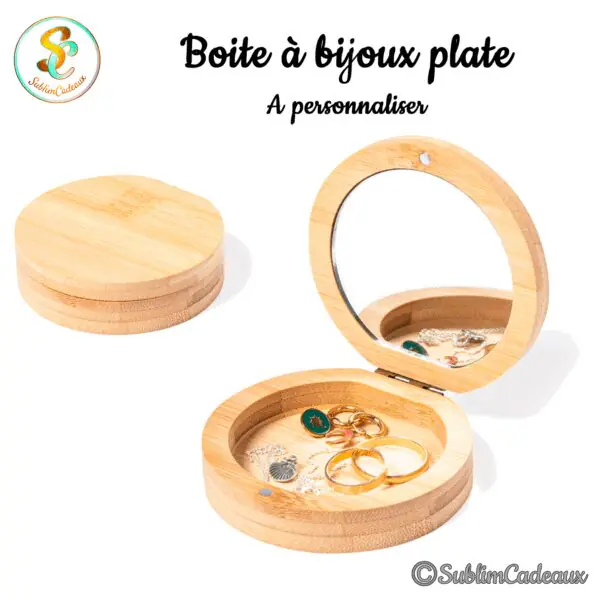 Boîte à bijoux plate ronde en bambou clair, miroir dans le couvercle et bijoux rangés, à personnaliser