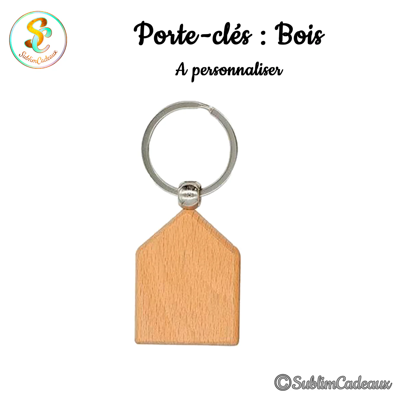 Porte-clés en bois clair en forme de maison au toit pointu, avec anneau métallique argenté
