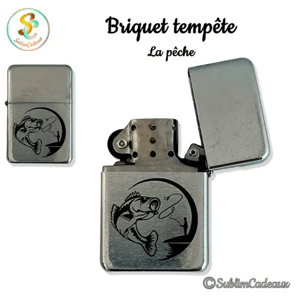 Briquet tempête chromé à clapet, gravé d'un poisson bondissant et d'une canne, thème pêche