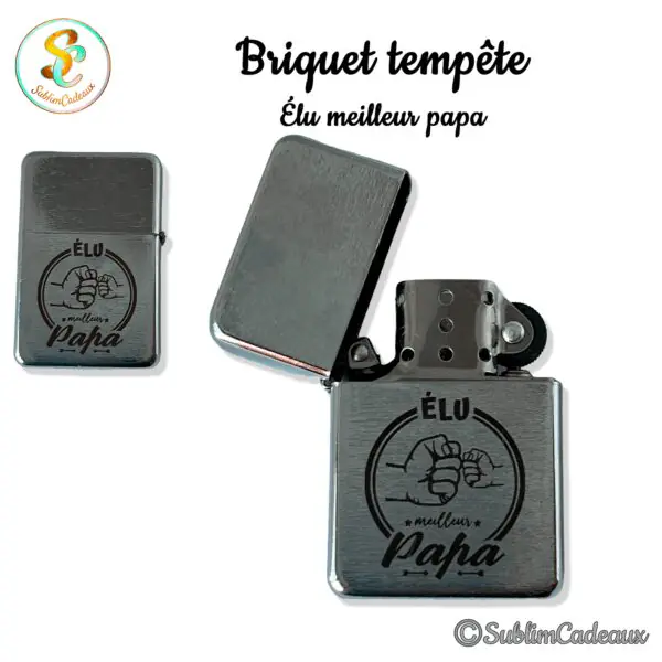 Briquet tempête chromé à clapet, gravé de deux poings qui se cognent et du texte Élu meilleur Papa
