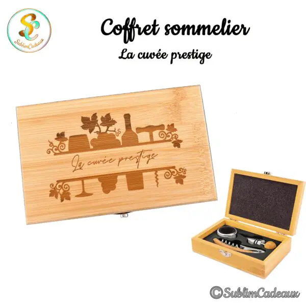 Coffret sommelier en bambou gravé d'un décor de vigne et du texte La cuvée prestige, ouvert sur ses accessoires à vin