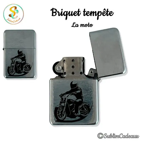 Briquet tempête chromé à clapet, gravé d'un motard casqué sur sa moto, motif en noir