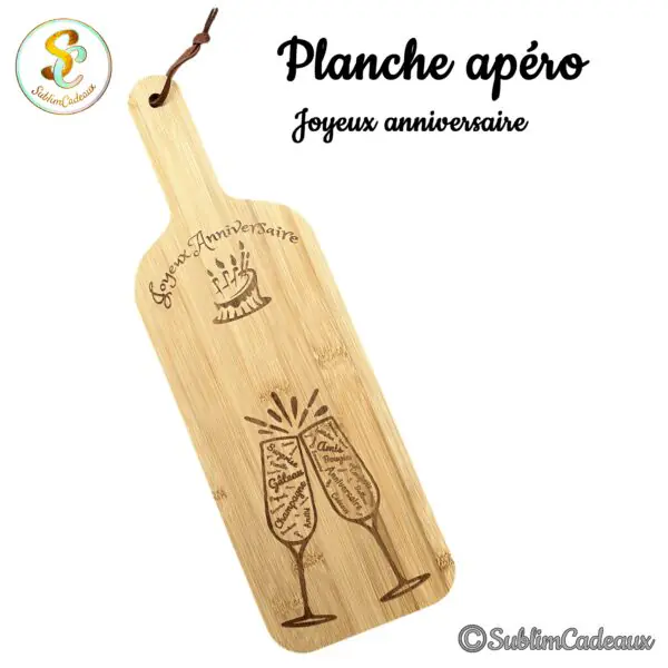 Planche apéro en bambou en forme de bouteille, gravée Joyeux Anniversaire avec gâteau et flûtes de champagne