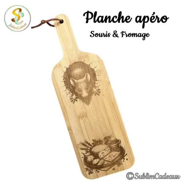 Planche apéro en bambou en forme de bouteille, gravée d'une souris sortant d'un trou et d'un plateau de fromages