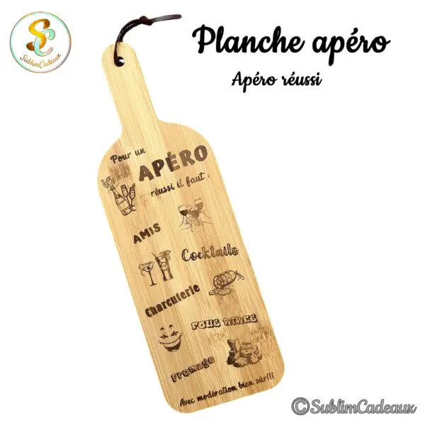 Planche apéro en bambou en forme de bouteille, gravée des ingrédients de l'apéro réussi, amis, cocktails et charcuterie