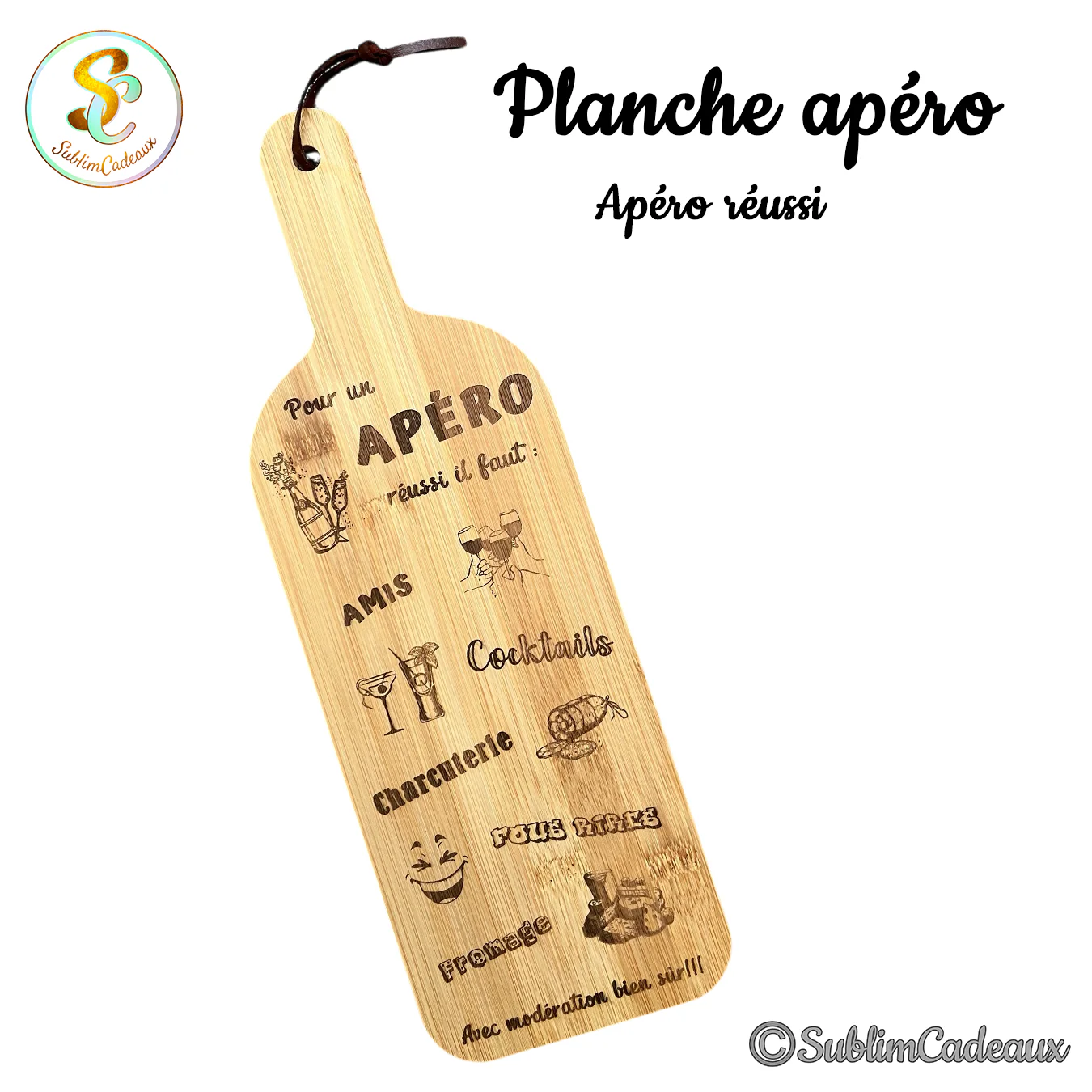 Planche apéro en bambou en forme de bouteille, gravée des ingrédients de l'apéro réussi, amis, cocktails et charcuterie
