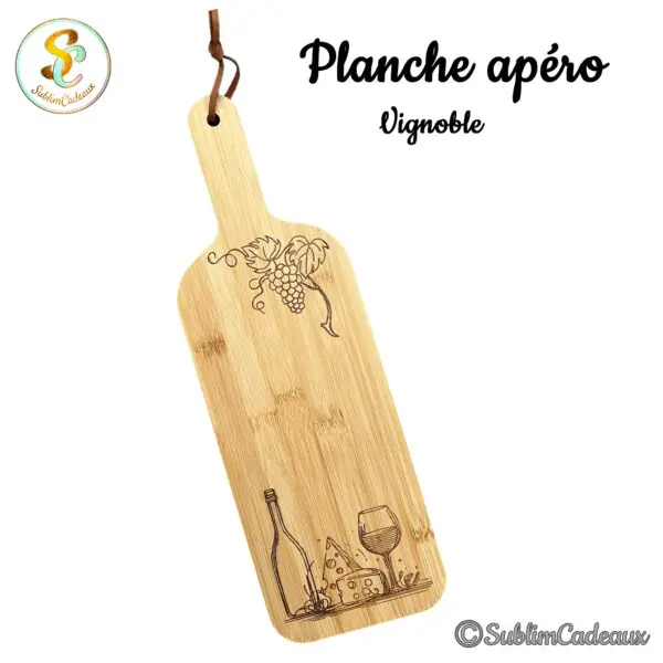 Planche apéro en bambou en forme de bouteille, gravée d'une grappe de raisin, d'une bouteille de vin et d'un verre
