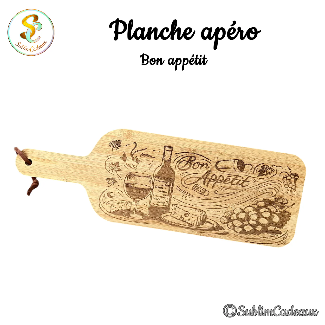Planche apéro en bambou avec lanière de cuir, gravée d'une bouteille de vin, d'un verre, de fromage et de raisins