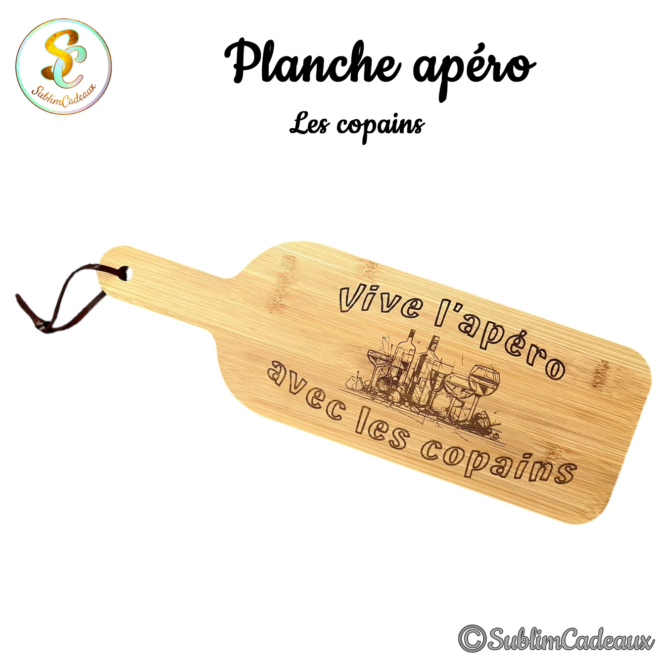 Planche apéro en bambou avec lanière de cuir, gravée de bouteilles et verres et du texte Vive l'apéro avec les copains