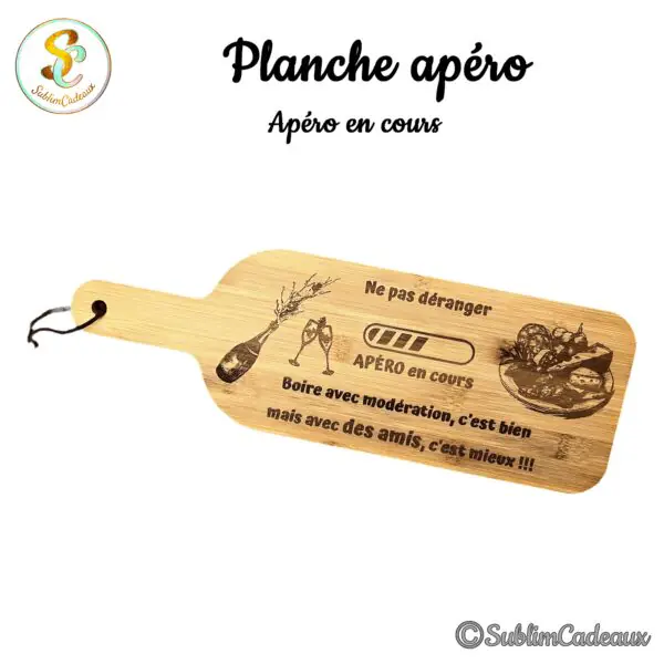 Planche apéro en bambou gravée d'une bouteille de champagne, de coupes et de fromages avec le texte Apéro en cours