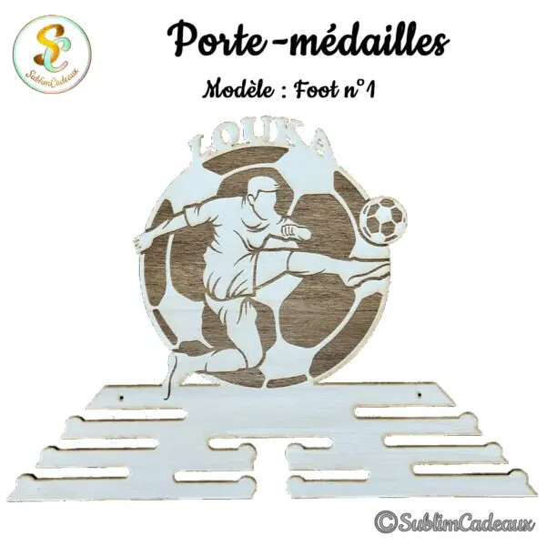 Porte-médailles en bois découpé, footballeur frappant un ballon et prénom à personnaliser, avec rails pour les médailles