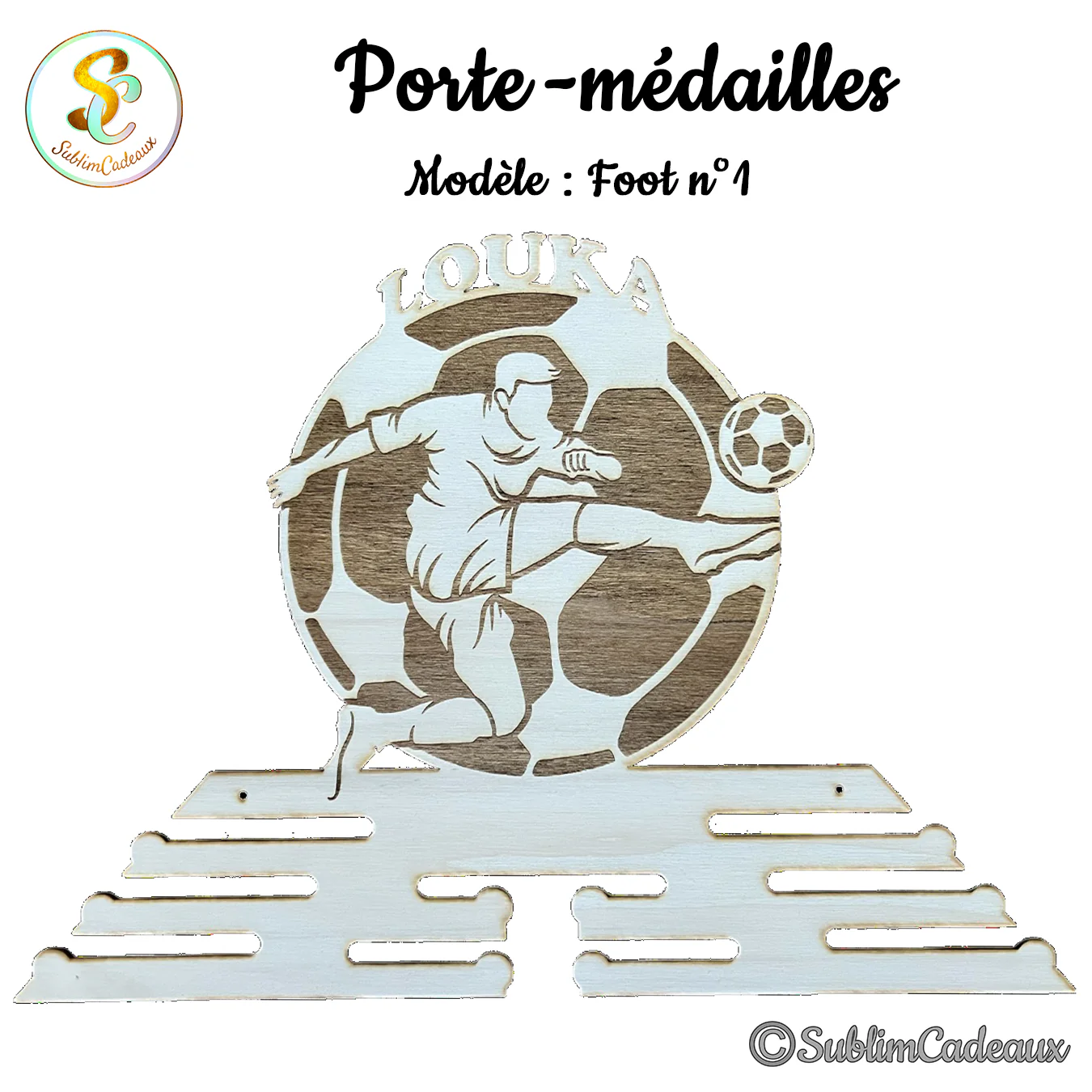Porte-médailles en bois découpé, footballeur frappant un ballon et prénom à personnaliser, avec rails pour les médailles