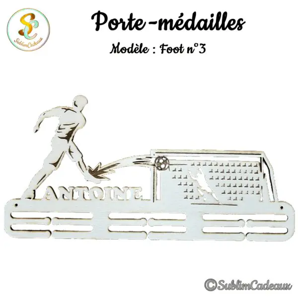Porte-médailles en bois découpé, footballeur tirant au but et prénom à personnaliser, avec rails pour les médailles