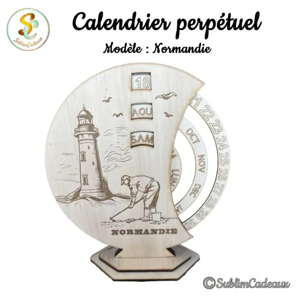 Calendrier perpétuel en bois gravé d'un phare, d'un pêcheur à pied et de mouettes avec la mention Normandie