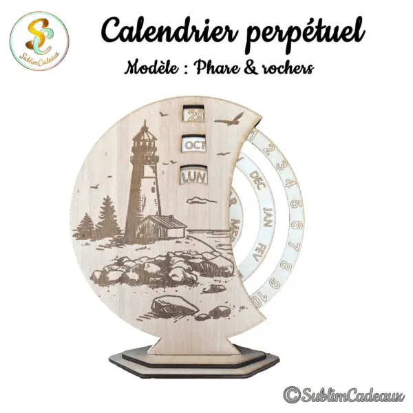 Calendrier perpétuel en bois gravé d'un phare, de sapins et de rochers en bord de mer, avec disques rotatifs