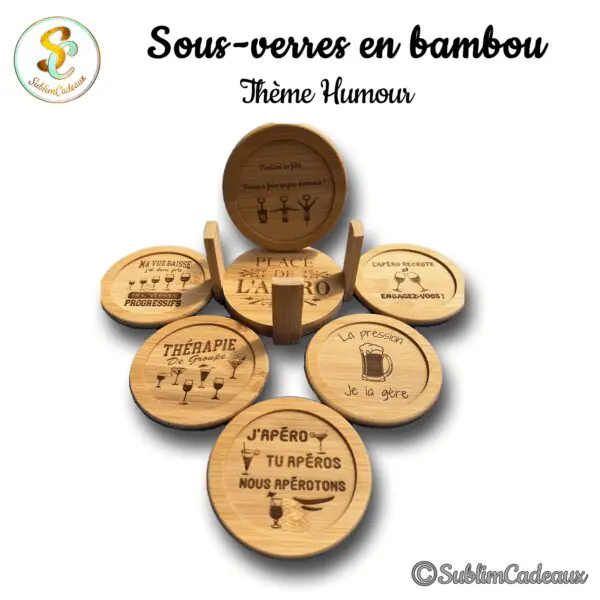 Sous-verres ronds en bambou gravés au laser de messages humoristiques sur l'apéro, présentés avec leur support