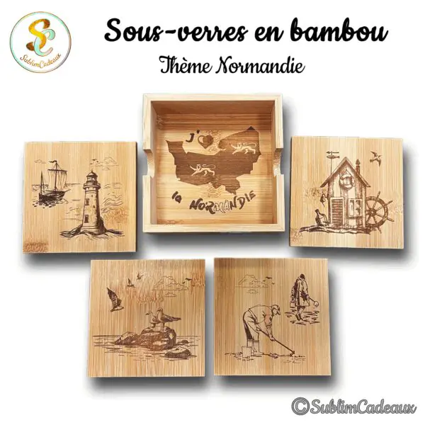 Sous-verres carrés en bambou gravés au laser de scènes normandes : phare, voilier, cabane de pêcheur, mouettes et pêcheur à pied