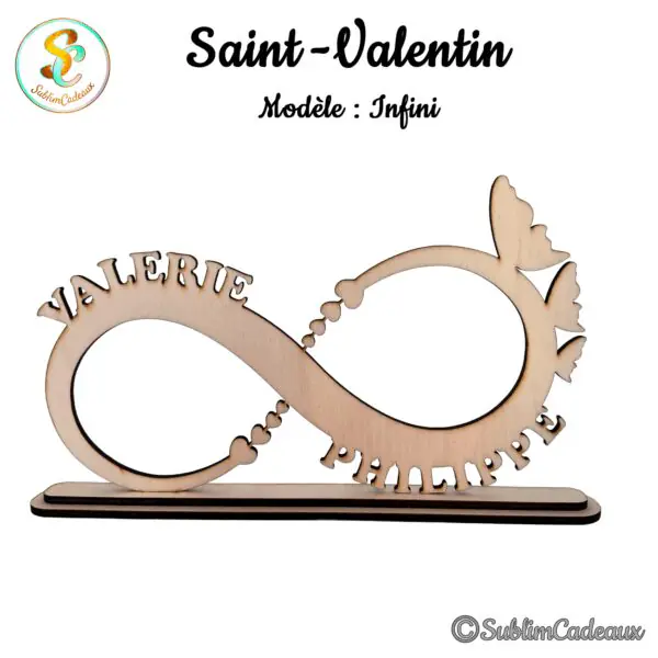 Décoration en bois clair découpée au laser en forme de signe infini, avec deux prénoms, cœurs et papillons, posée sur un socle