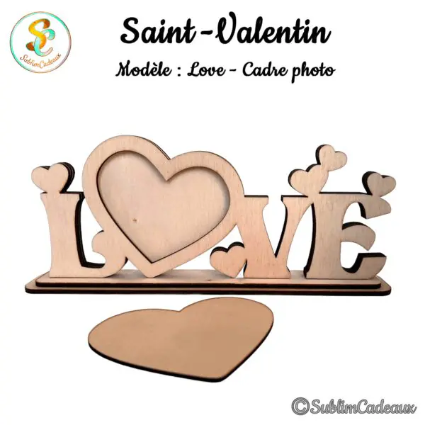 Décoration en bois découpée au laser formant le mot LOVE avec un cadre photo en cœur et des petits cœurs, sur socle