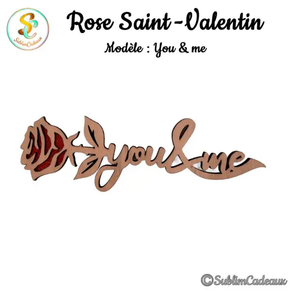Rose en bois découpée au laser aux pétales rouges, tige prolongée par les mots you & me en écriture cursive