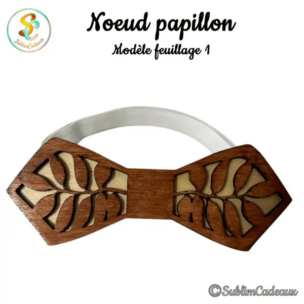 Nœud papillon en bois brun ajouré d'un motif de feuillage laissant voir le bois clair, avec élastique blanc