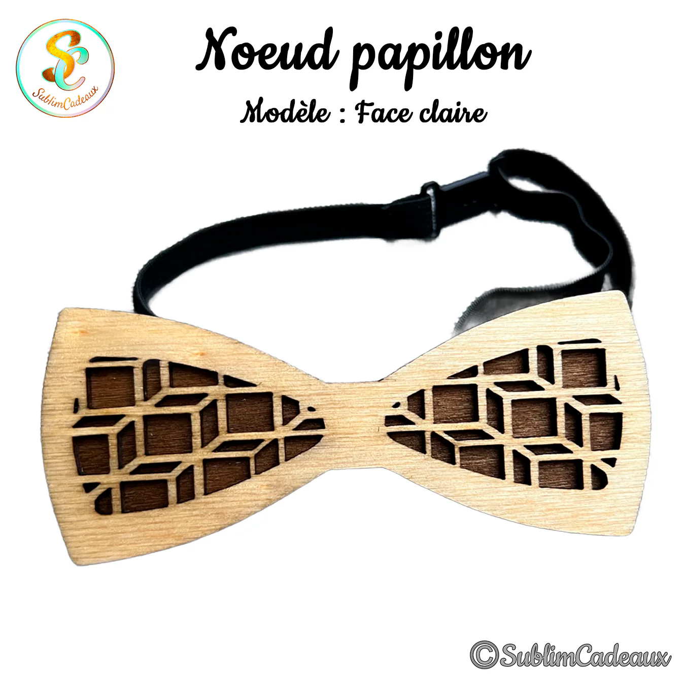 Nœud papillon en bois clair découpé au laser, motif géométrique de cubes ajourés, bride noire réglable