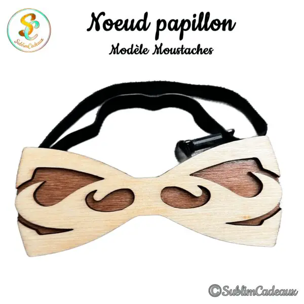 Nœud papillon en bois clair ajouré d'un motif de moustaches laissant paraître un bois plus foncé, avec élastique noir