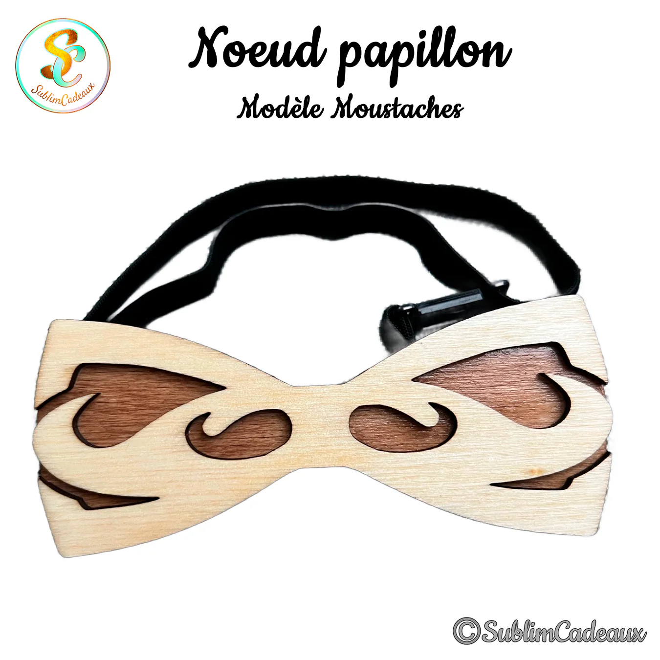 Nœud papillon en bois clair ajouré d'un motif de moustaches laissant paraître un bois plus foncé, avec élastique noir