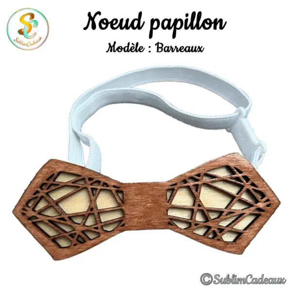 Nœud papillon en bois acajou ajouré d'un entrelacs de lignes géométriques laissant voir le bois clair, élastique blanc