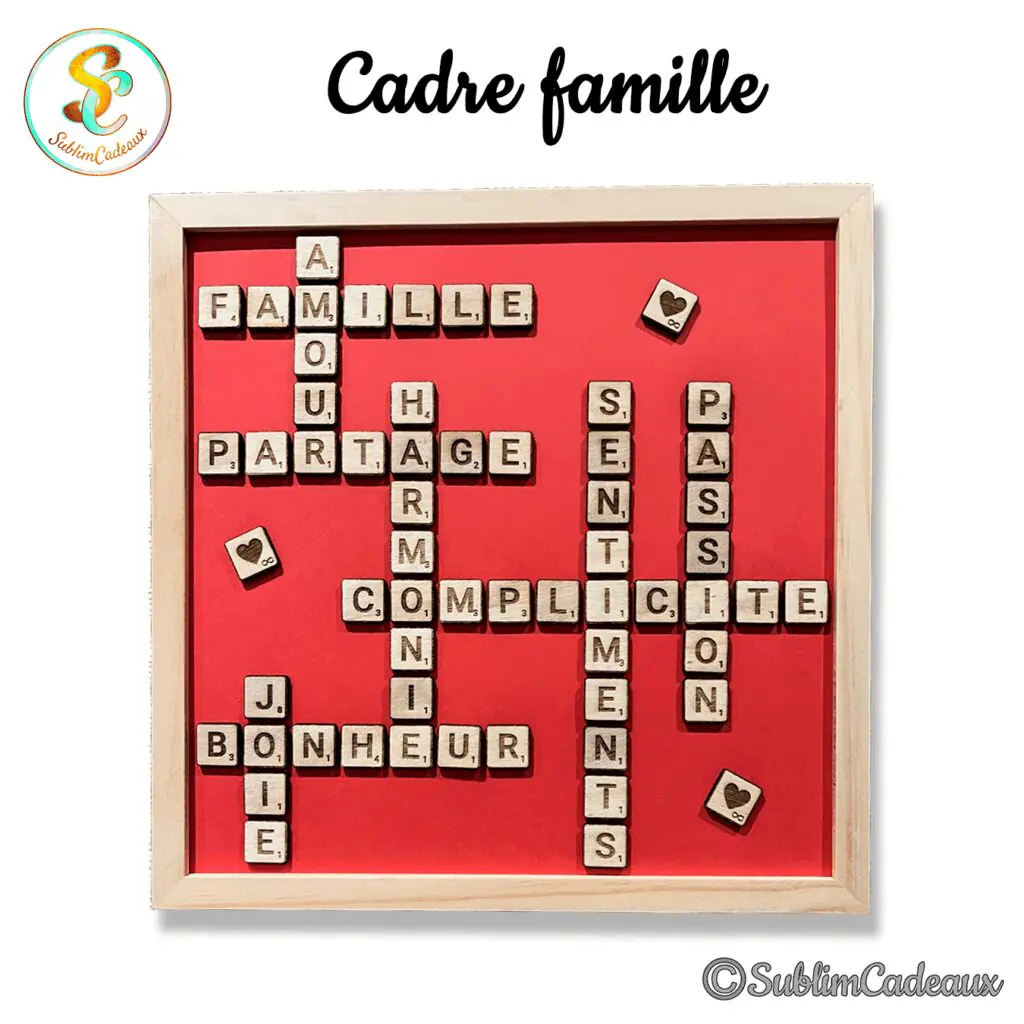Cadre bois à fond rouge, lettres façon Scrabble gravées en mots croisés comme famille, amour et bonheur, petits cœurs
