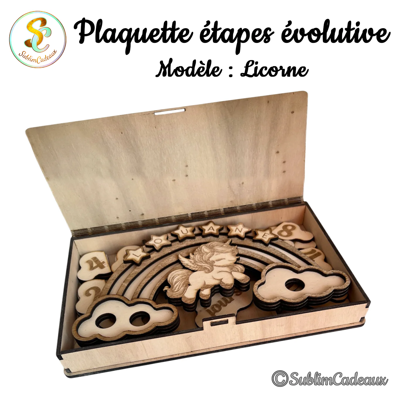 Coffret en bois ouvert avec la plaquette licorne montée, arc-en-ciel, étoiles du prénom à personnaliser et chiffres
