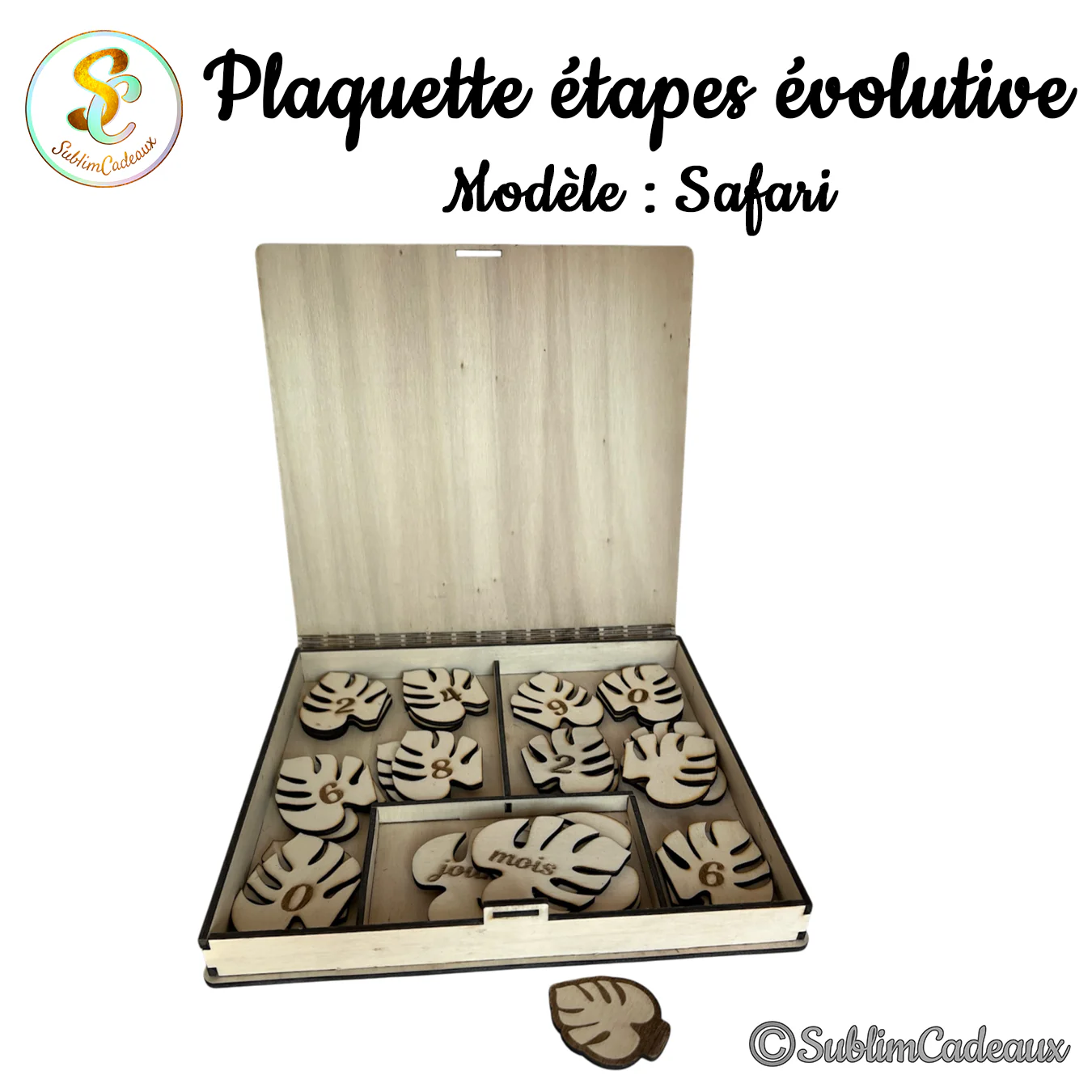 Coffret en bois ouvert du kit safari, tuiles feuilles de monstera gravées de chiffres et des mots jour et mois