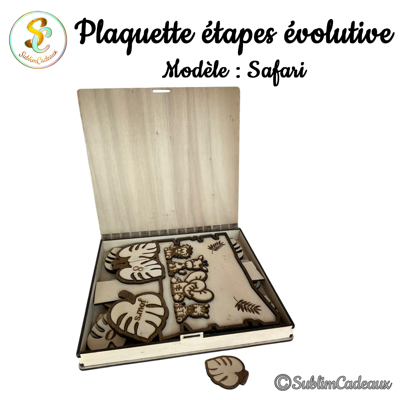 Coffret en bois ouvert avec la plaquette safari montée, animaux gravés et feuilles de monstera portant chiffre et jours