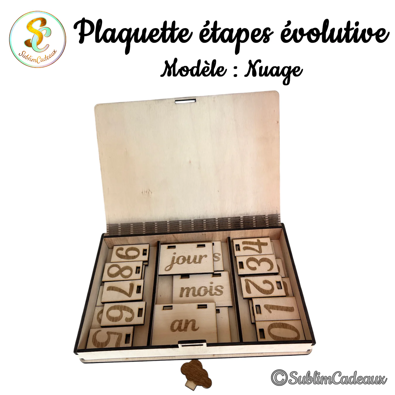 Coffret en bois ouvert du kit nuage, blocs chiffres et étiquettes gravées jours, mois et an dans leurs cases