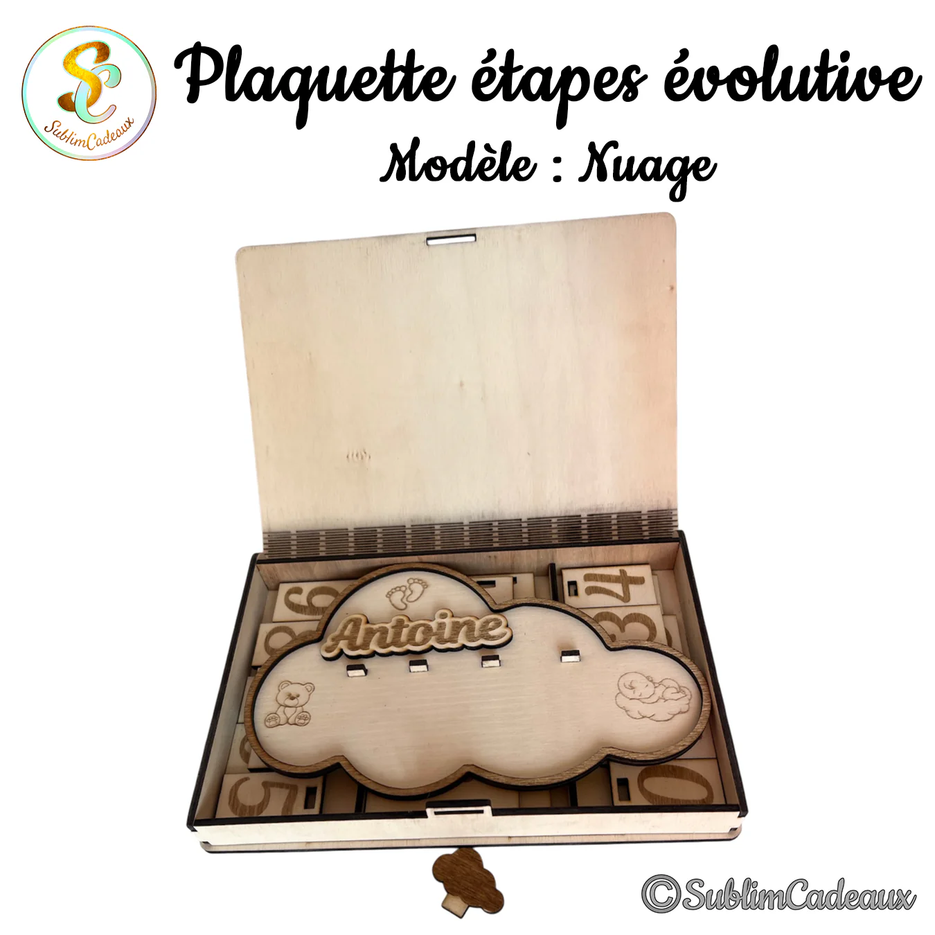Coffret en bois ouvert avec la plaquette nuage montée, prénom à personnaliser, ourson et bébé gravés, blocs chiffres autour