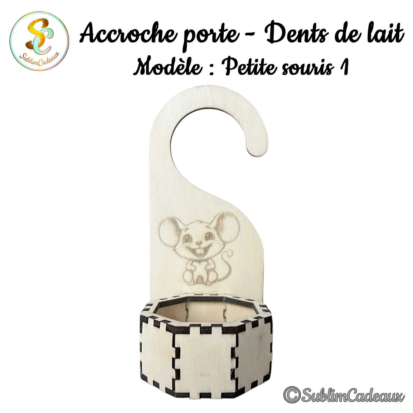 Accroche-porte en bois clair gravé d'une petite souris souriante, avec boîte octogonale pour dents de lait