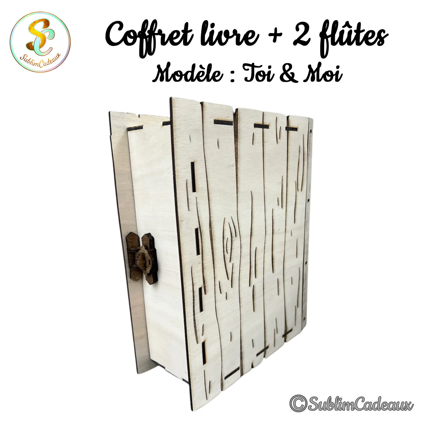 Boîte en bois en forme de livre fermée, couvercle gravé façon planches de bois, fermoir métal et ficelle