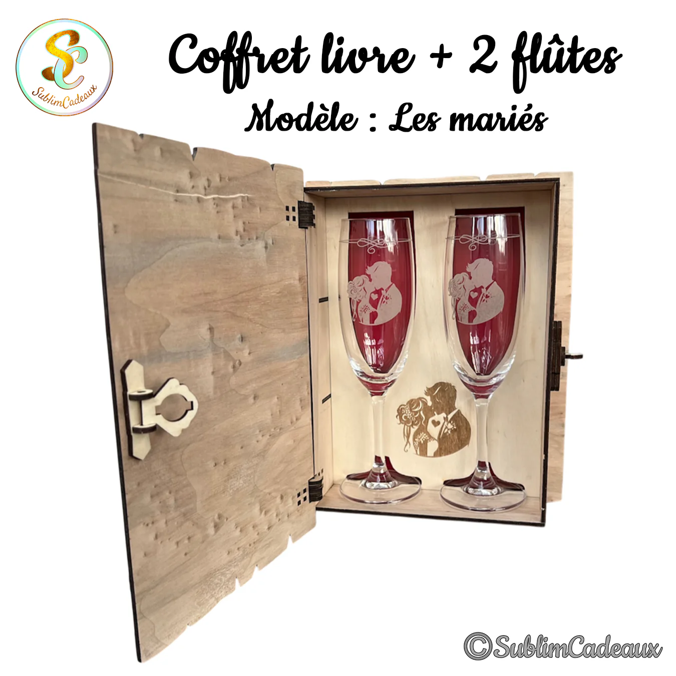 Coffret en bois en forme de livre ouvert, deux flûtes à champagne gravées d'un couple de mariés, boisson rouge