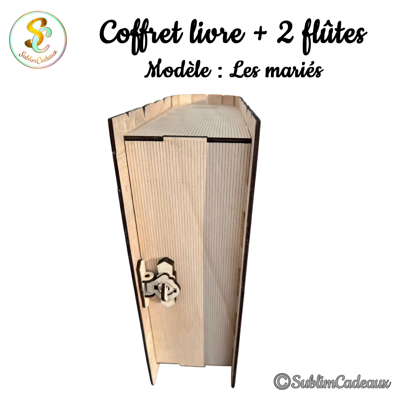 Coffret en bois en forme de livre fermé, vu du dessus sur le dos strié, fermoir en bois clair