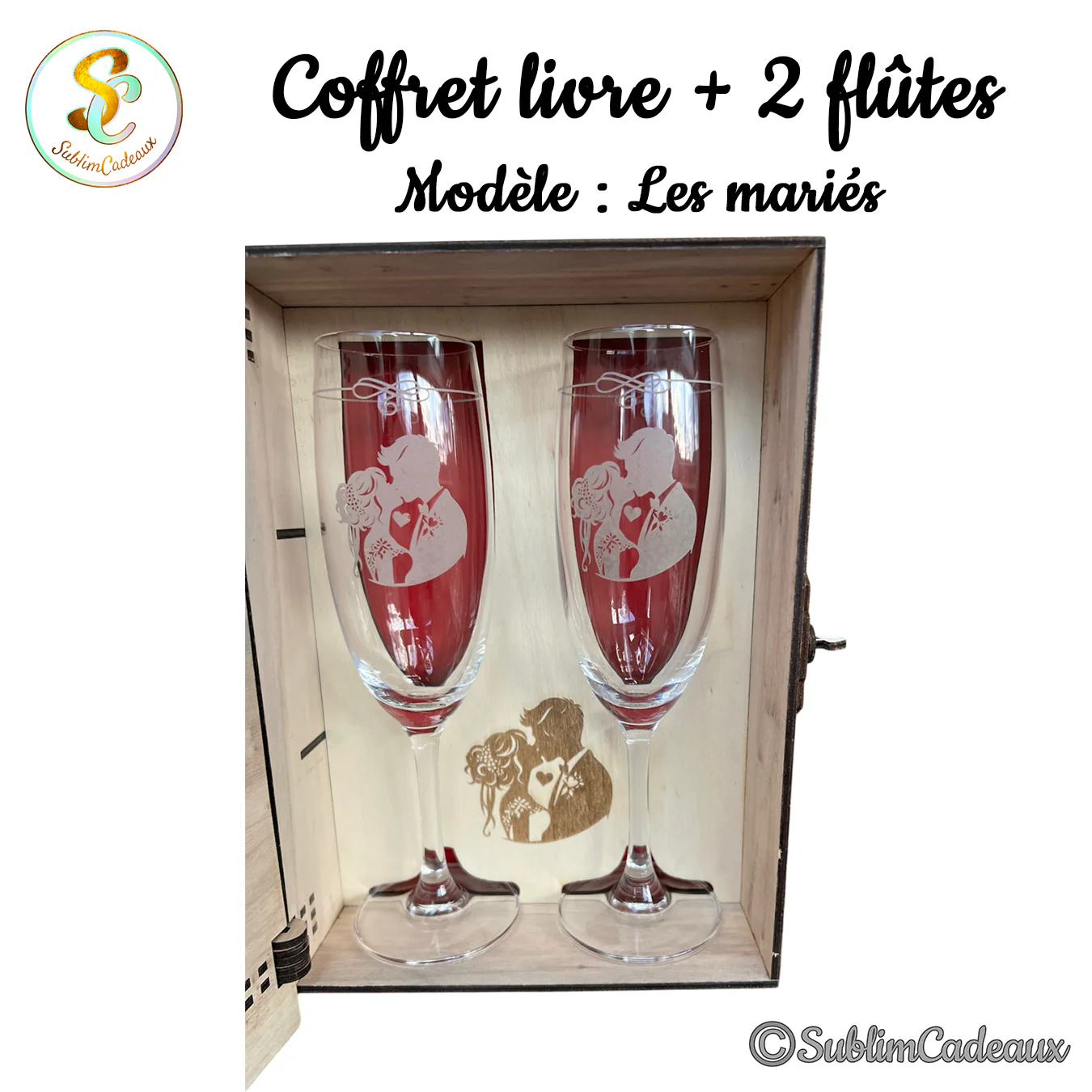 Deux flûtes à champagne à boisson rouge dans un coffret bois, gravées d'un couple de mariés enlacés