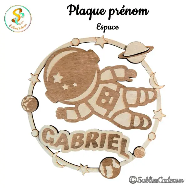 Plaque prénom en bois gravé thème espace, astronaute et anneau d'étoiles et planètes, prénom à personnaliser